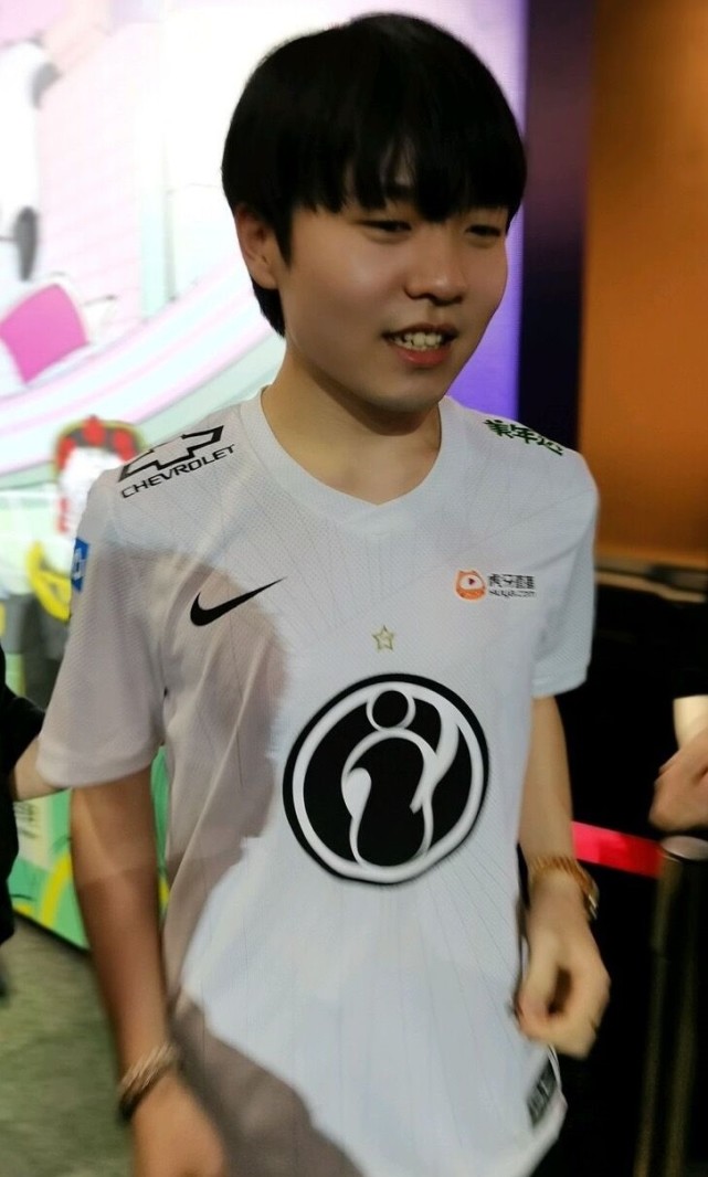 九游娱乐-关于Rookie回归赛场，战术调整首场状态亮眼，G2观众沸腾！的信息