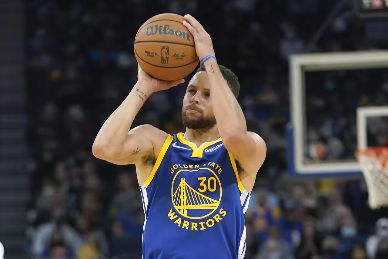 九游-包含库里连续二十场比赛得分超过势不可挡，勇士挑战极限！的词条